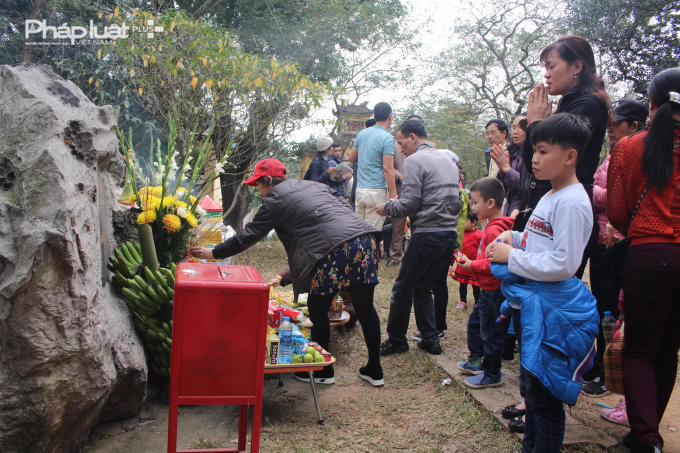 Người dân Thủ đô và khắp mọi miền tổ quốc cùng về tham dự Lễ hội.