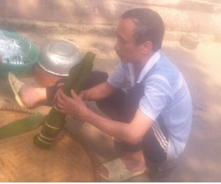 Ông Hàn Đức Long đang gói bánh chưng chuẩn bị đón Tết.