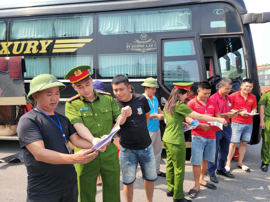 CATP Hà Nội tuyên truyền, phổ biến, giáo dục về phòng chống ma túy tới các tài xế.