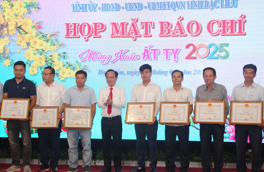 Lãnh đạo tỉnh Bạc Liêu, trao Bằng khen cho các cá nhân, có thành tích xuất sắc trong công tác thông tin, tuyên truyền nhiệm vụ phát triển kinh tế - xã hội tỉnh năm 2024.
