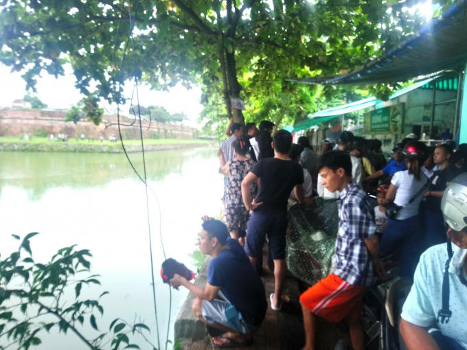 Nhiều người dân theo dõi vụ việc.