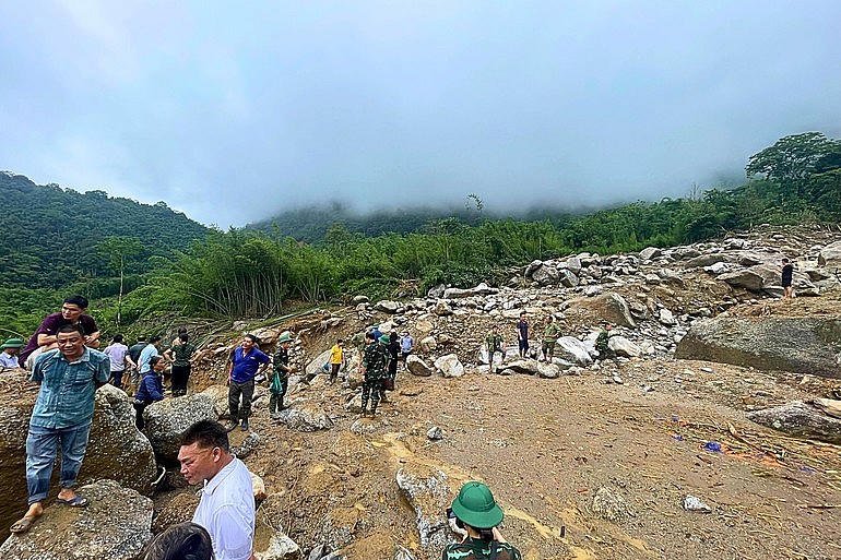 Các lực lượng chức năng, chính quyền địa phương và người dân đến hỗ trợ bà con Phiêng Khăm. (Ảnh: Báo Bắc Kạn).