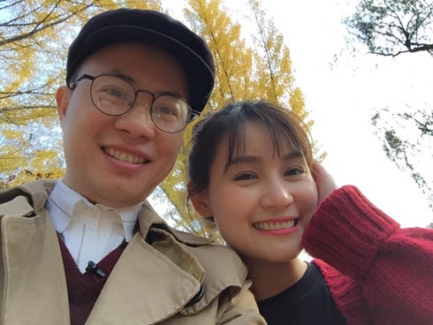 MC Lê Anh cười rạng rỡ bên một người bạn (ẢNH INTERNET)