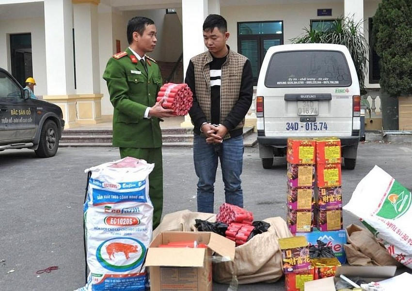 Bùi Văn Toàn cùng tang vật tại cơ quan công an.