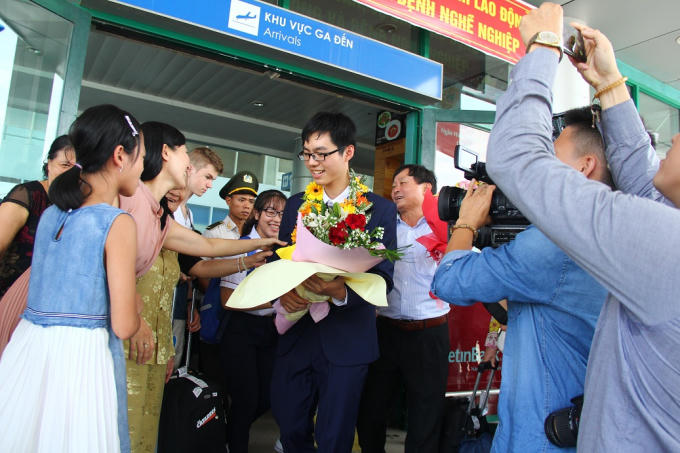 Gia đình em Hưng vỡ òa khi đón em tại sân bay.