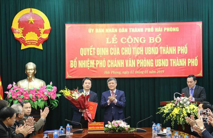 Phó Chủ tịch Thường trực UBND thành phố Nguyễn Xuân Bình trao quyết định cho đồng chí Nguyễn Ngọc Tú