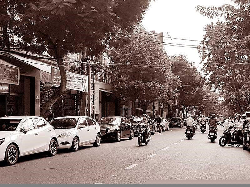 Đường Pasteur, quận Hải Châu, TP Đà Nẵng nêm chặt ô tô hai bên đường. Ảnh: TẤN VIỆT.