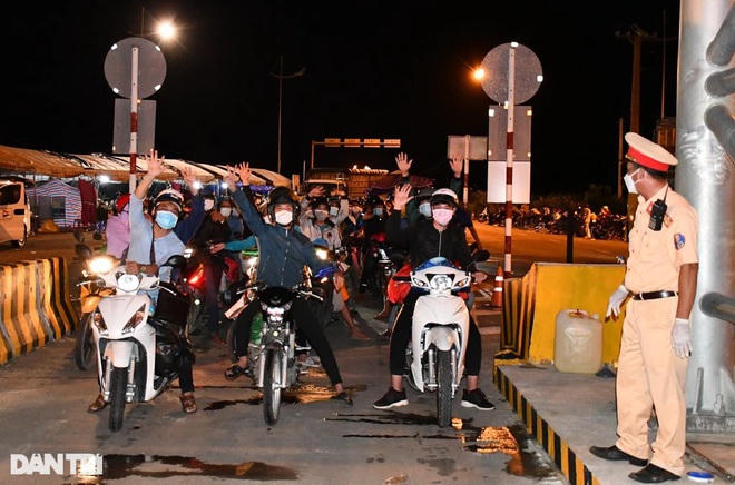 Người dân Trà Vinh vui mừng khi được quê nhà rộng cửa đón (Ảnh: Hồ Giang).