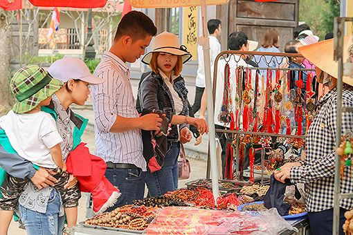 Ng&ocirc;i ch&ugrave;a hơn 700 năm tuổi tấp nập du kh&aacute;ch ng&agrave;y đầu năm