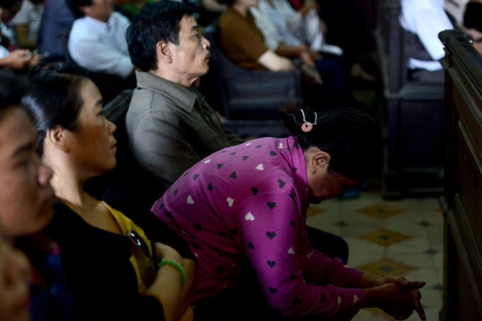 Cha mẹ của Vũ Văn Tiến tại phiên tòa sáng 18/7.