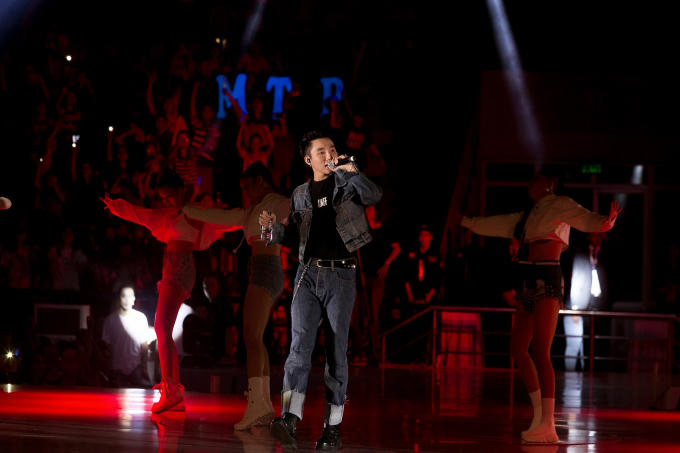 Phát cuồng khi Sơn Tùng M-TP mời fan lên sân khấu ăn tối