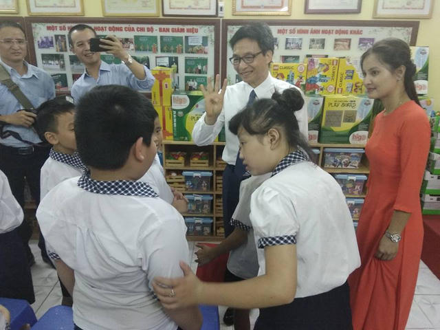 Ph&oacute; Thủ tướng Vũ Đức Đam c&ugrave;ng học sinh h&aacute;t vang b&agrave;i quốc ca ng&agrave;y khai giảng