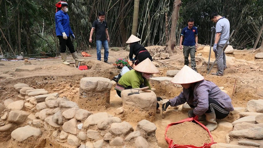 Cán bộ chuyên môn và chuyên gia khảo cổ học tìm hiểu niên đại của các hiện vật tại ngôi chùa Ba Tự ở huyện Bắc Mê của tỉnh Hà Giang. (Ảnh: Khánh Toàn).