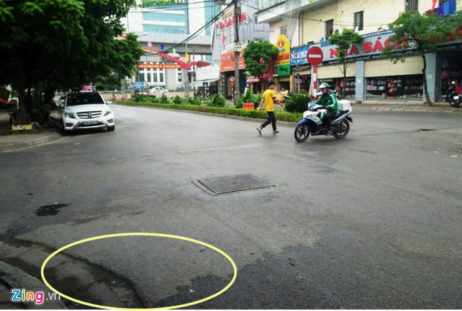Vị trí chiếc xe ôtô mà bà Trang ngồi đỗ trên phố Nguyễn Quý Đức. Ảnh: Văn Chương.