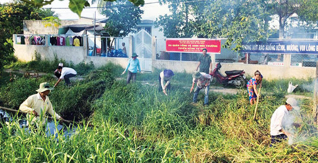 Hội viên Hội Nông dân xã Tân Kiên cùng người dân ra quân tổng vệ sinh tuyến kênh Tư Thế (Bình Chánh). Ảnh: T.Đ.