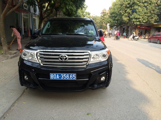Chiếc xe Toyota hạng sang đeo biển xanh nghi là biển số giả. (ảnh: ND)