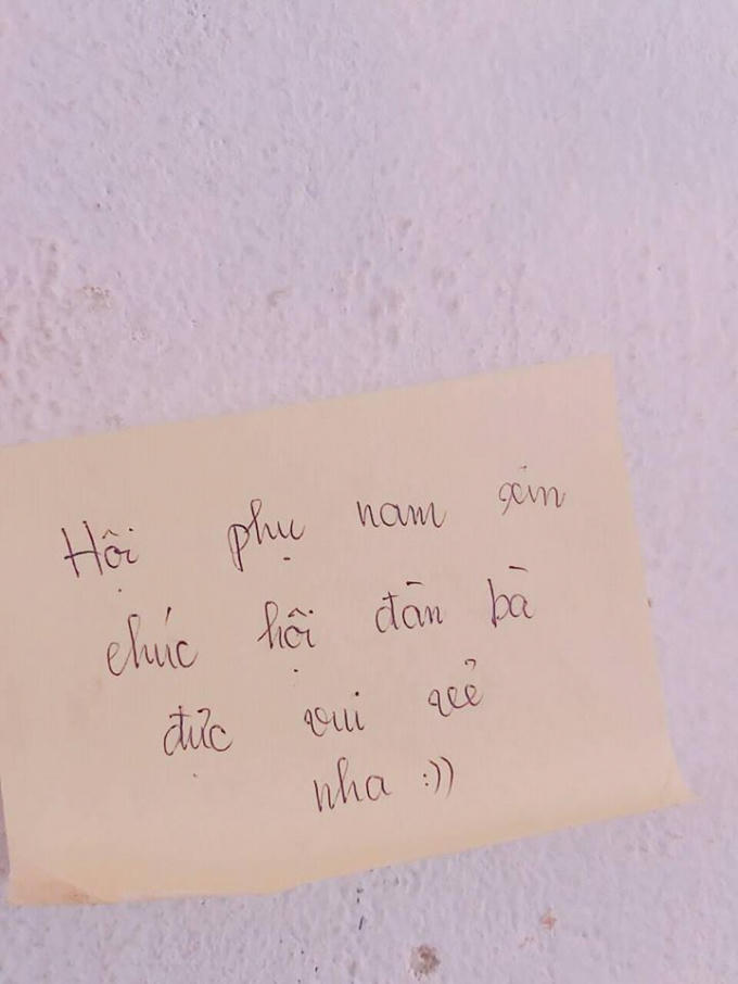 Nghệ An: Tập thể c&aacute;c bạn nữ tổ chức tiệc to&agrave;n m&agrave;u hồng cho hội con trai trong lớp