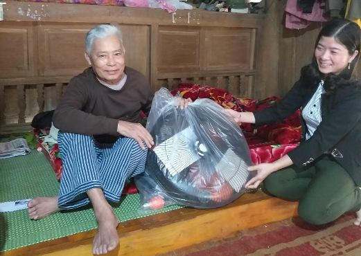 Lãnh đạo xã Xuân Long (Yên Bình, Yên Bái) chúc tết gia đình chính sách, hộ nghèo trên địa bàn xã. Ảnh: TH.