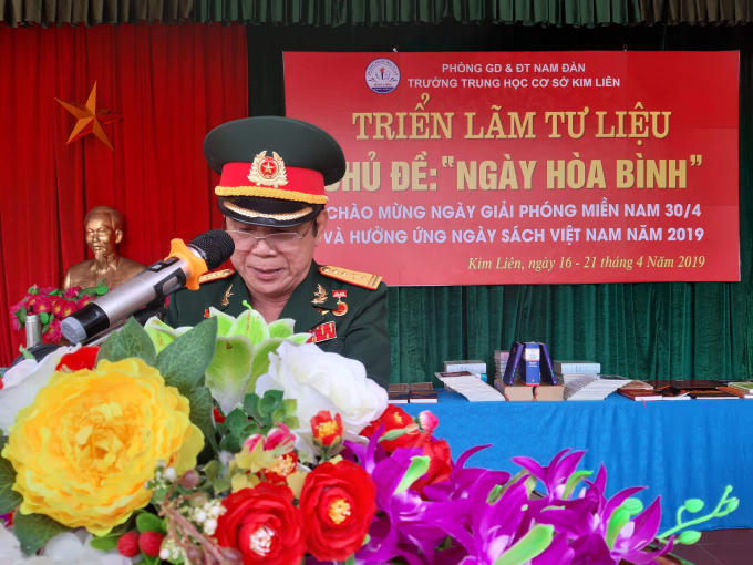 Đại tá Nguyễn Huy Hướng- Chủ tịch Hội CCB huyện Nam Đàn đang ôn lại chiến thắng Miền Nam 30/4/1975