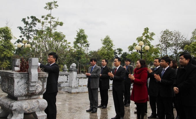 Thứ trưởng Bộ Tư pháp Lê Thành Long cùng đoàn công tác của Bộ Tư pháp dâng hương tại Đền thờ Chủ tịch Hồ Chí Minh.