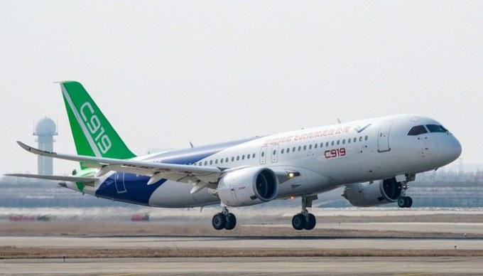Một máy bay C919 do Trung Quốc sản xuất trong chuyến bay đầu tiên từ sân bay Phố Đông, Thượng Hải vào tháng 12/2018 - Ảnh: AP/Bloomberg.