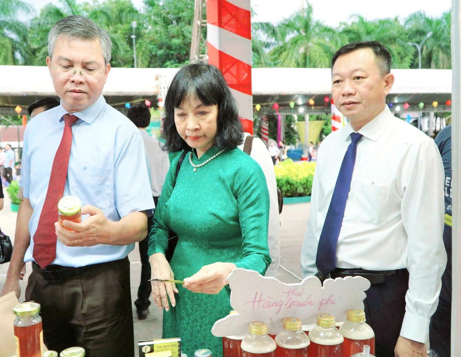 Bí thư TP Hà Tiên Nguyễn Lưu Trung cùng đại biểu tham quan Không gian quảng bá du lịch, sản phẩm OCOP