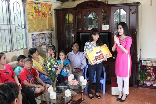 Gia đình chị Oanh ngạc nhiên với sự có mặt của Quế Trân và phần thưởng bất ngờ.