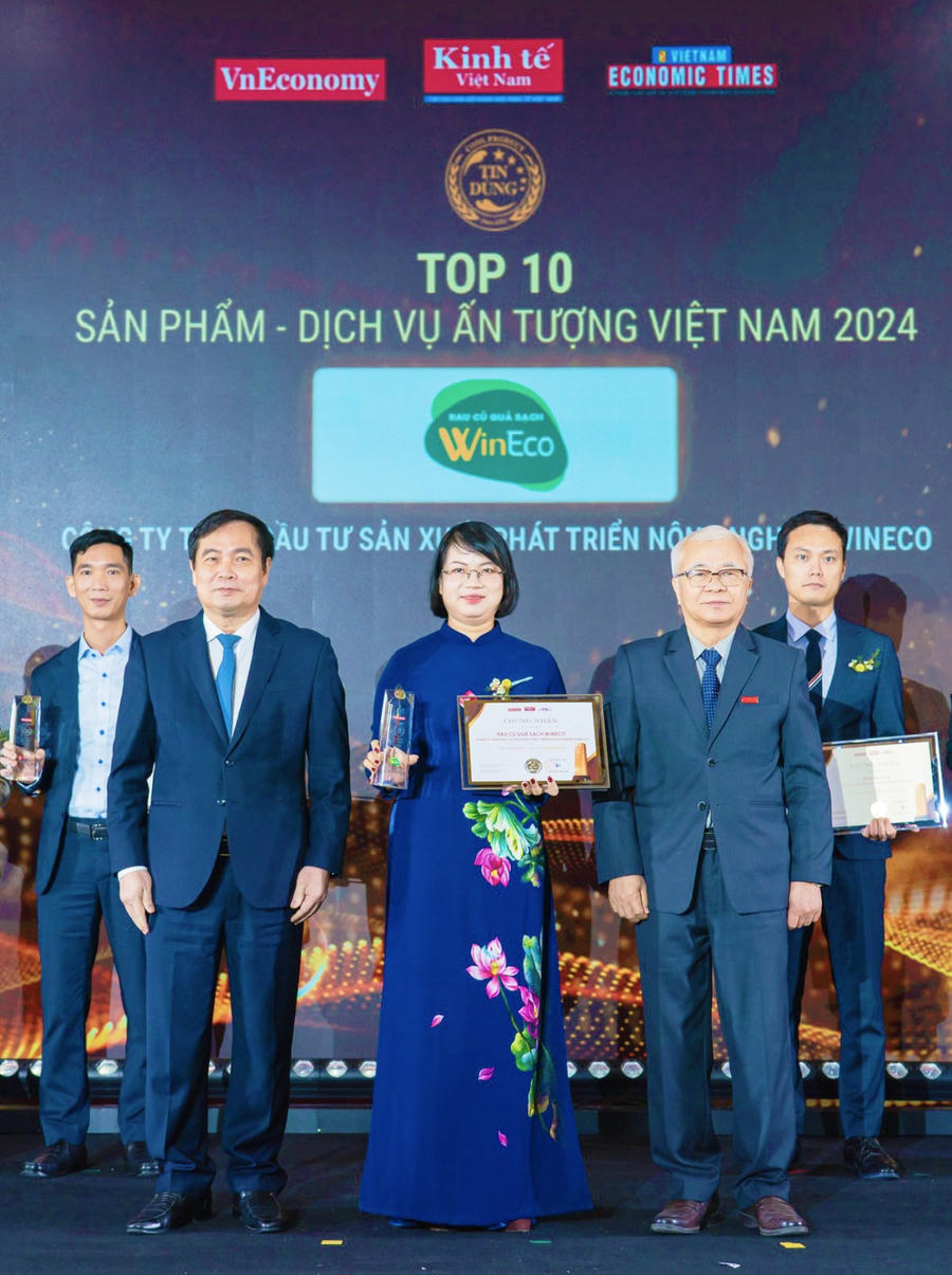 Đại diện WinEco nhận giải thưởng Top 10 Sản phẩm, Dịch vụ ấn tượng năm 2024.