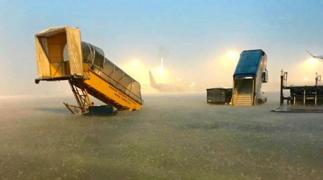 Theo Cảng vụ Hàng không miền Nam, nhiều bãi đỗ tại Tân Sơn Nhất ngập tới 50 cm. Ảnh: Facebook Lý Trường