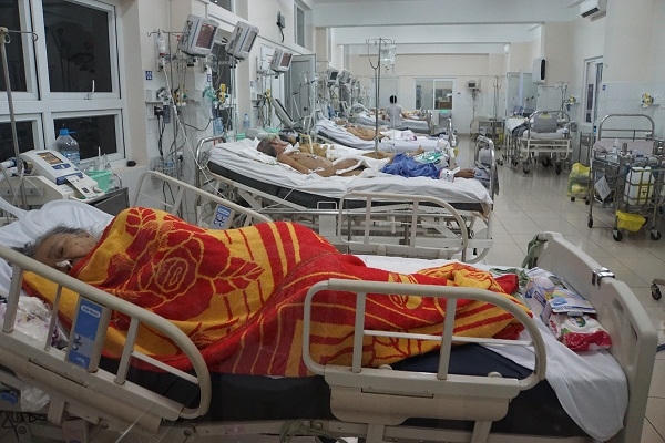 Khoa Hồi sức luôn đầy bệnh nhân trên giường bệnh.