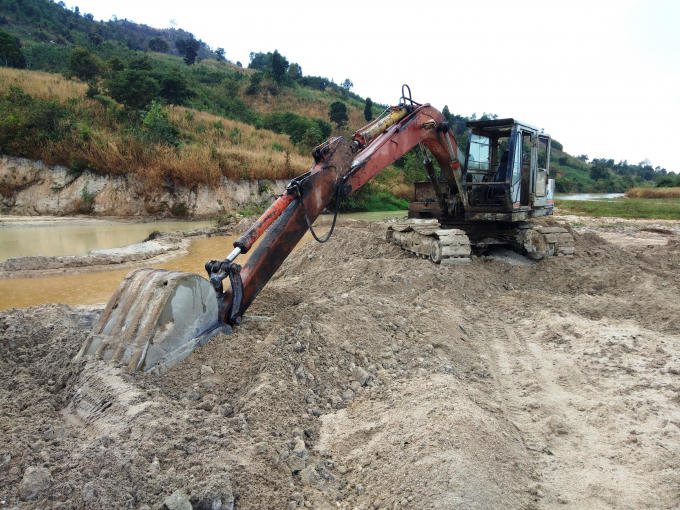 Máy múc khai thác cát lậu của các đối tượng cát tặc tại chân đập Ia Băng, Chư Pả.