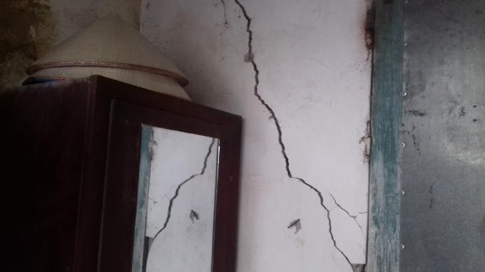Thực hiện dự án, nhiều ngôi nhà của người dân bị nứt lớn.
