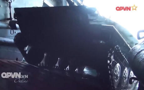 Xe tăng PT-76B của Lữ đoàn 101 chui vào trong hầm tàu đổ bộ.