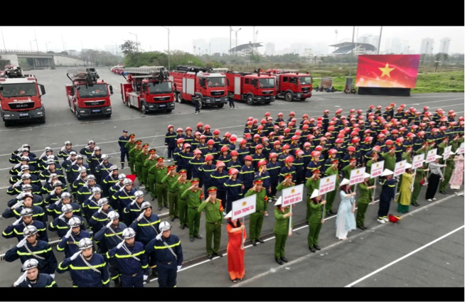Các đội thi thực hiện nghi lễ chào cờ tại chương trình tổng duyệt Hội thi.