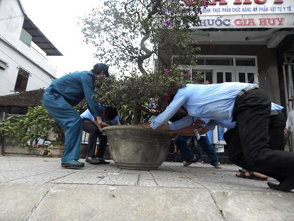 Nhiều chậu cây cảnh lấn chiếm vỉa hè được di dời đi, trả lại vỉa hè cho người dân.