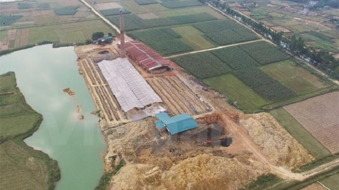 Một hệ thống lò vòng không phép mọc lên sừng sững tại Hiền Ninh, Sóc Sơn. (Ảnh: PV/Vietnam+).