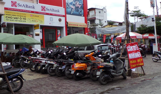 Theo kế hoạch của Ban chỉ đạo 197 thành phố Hà Nội, ngày 10/3, lực lượng liên ngành sẽ đồng loạt ra quân “đòi lại” vỉa hè cho người đi bộ. Tuy nhiên sáng nay 9/3, trước “giờ G”, vỉa hè nhiều tuyến phố vẫn không có lối cho người đi bộ.