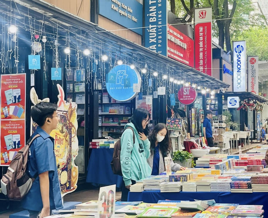 Đường sách TP HCM nhộn nhịp các hoạt động đọc sách, vui chơi,...