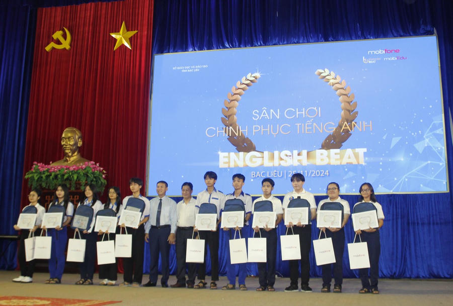 Ban tổ chức trao Chứng nhận và quà cho Top 20 thí sinh có số điểm nhất của vòng thi.