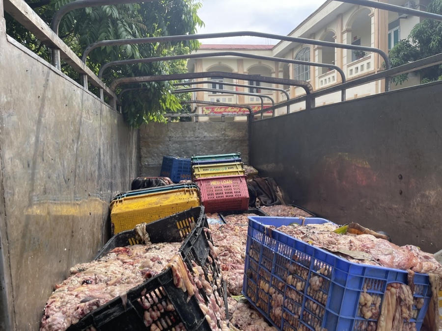 Số sản phẩm không rõ nguồn gốc, xuất xứ và đã bốc mùi hôi, thối. (Ảnh: Chi cục QLTT Hà Nội)