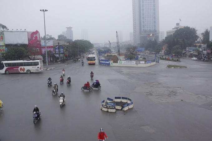 Từ tr&ecirc;n cầu nh&igrave;n xuống v&ograve;ng xuyến Cầu Giấy