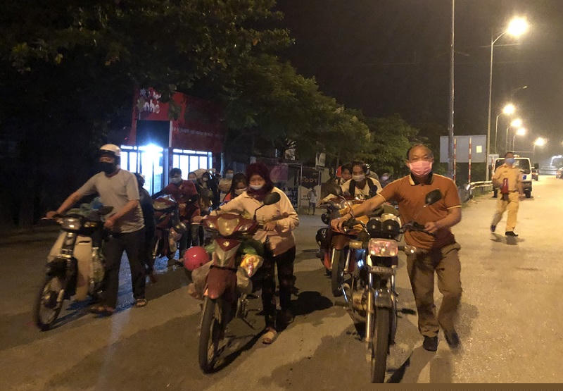 Người dân về quê bằng các phương tiện cá nhân khi qua địa bàn Phú Thọ.