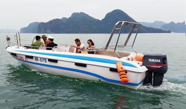 Angelina Jolie v&agrave; Brad Pitt đ&oacute;n Gi&aacute;ng sinh tại Việt Nam