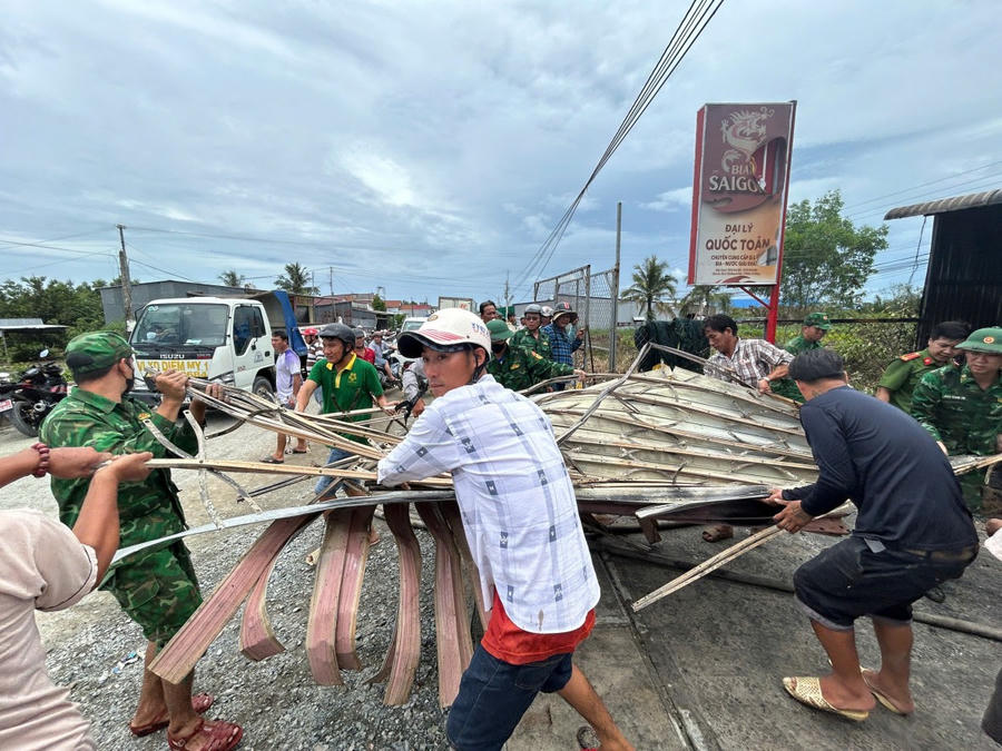Các lực lượng cùng người dân khắc phục hậu quả vụ cháy.