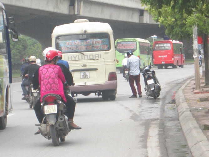 Xe khách dừng trên tuyến đường Phạm Hùng.