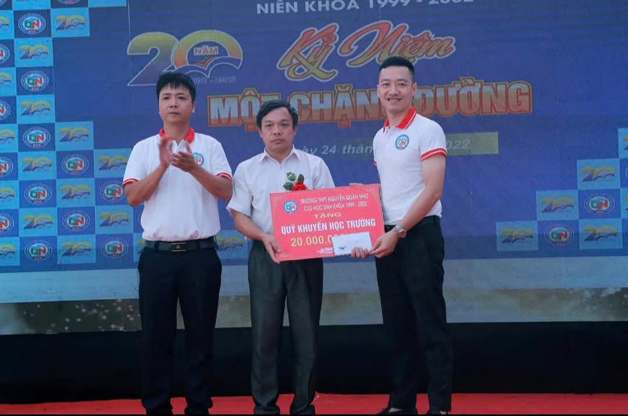 Cựu học sinh tri ân thầy Đỗ Thuận Tuấn nhân dịp 20 năm ngày ra trường.