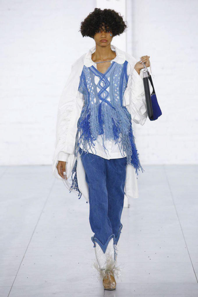 Thanh Hằng xuất hiện trong BST của nh&agrave; thiết kế Anh tại Fashion Yoyage