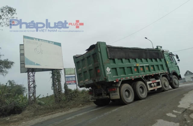 Gia Lâm: Xe có dấu hiệu quá tải chạy vun vút, mặt đường tan nát