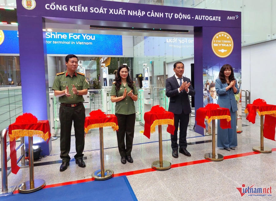 Đại diện Cục Quản lý Xuất nhập cảnh (Bộ Công an), Công an cửa khẩu, Sở Du lịch và Công ty AHT tại buổi bàn giao cổng xuất nhập cảnh tự động.