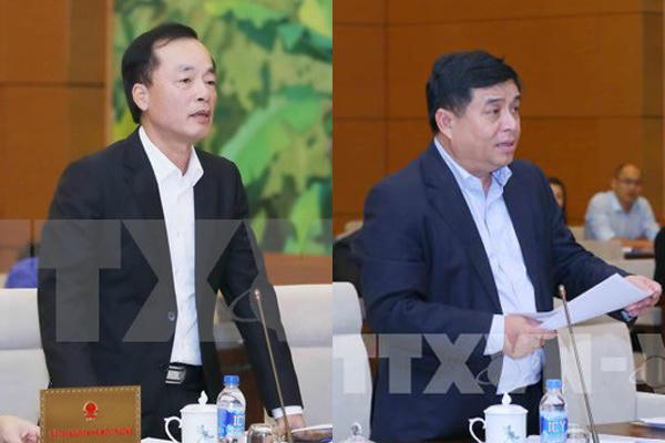 Hai Bộ trưởng Xây dựng (trái) và KH-ĐT nêu quan điểm trước UB Thường vụ Quốc hội.